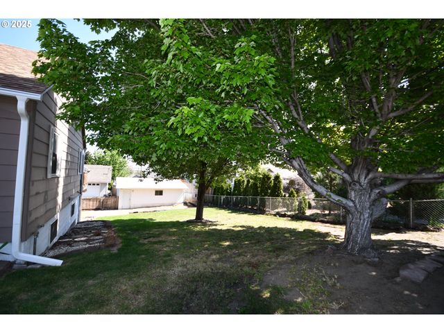 719 W 11TH St, The Dalles, OR 97058