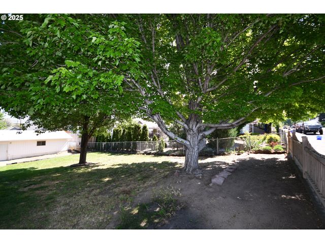 719 W 11TH St, The Dalles, OR 97058