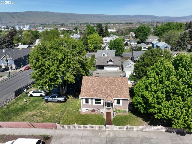 719 W 11TH St, The Dalles, OR 97058