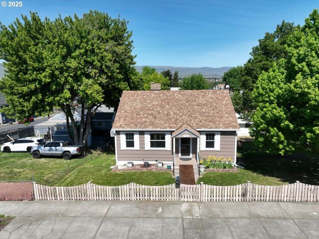 719 W 11TH St, The Dalles, OR 97058