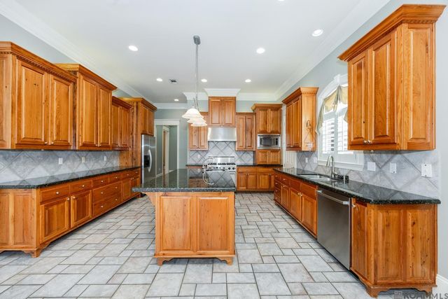 19027 Spyglass Hill Dr, Baton Rouge, LA 70809