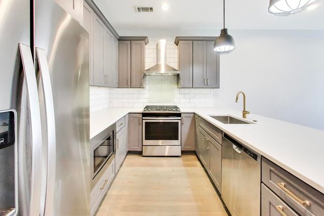 552 E 46th Place 2, Chicago, IL 60653