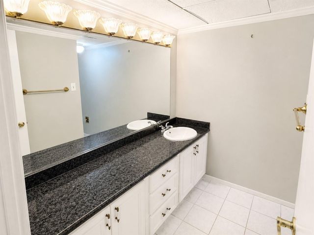 361 North Post Oak Lane 343, Houston, TX 77024