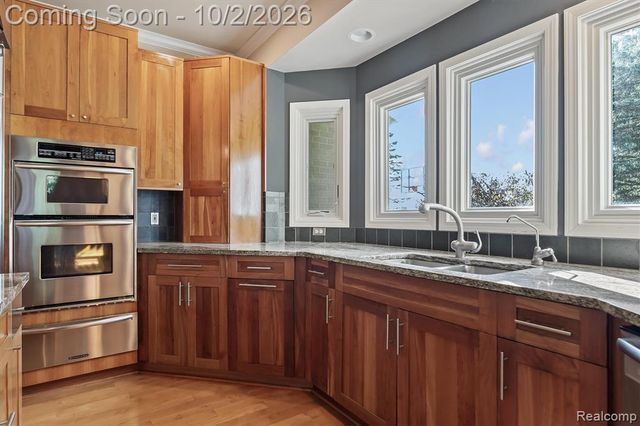 4654 Woodland Hills Drive, Rochester, MI 48306