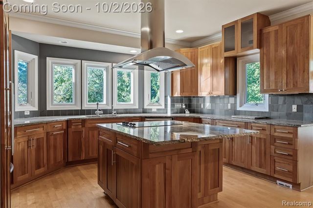 4654 Woodland Hills Drive, Rochester, MI 48306