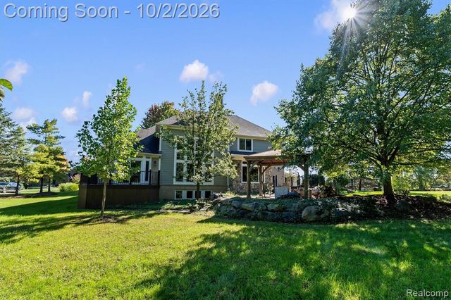 4654 Woodland Hills Drive, Rochester, MI 48306