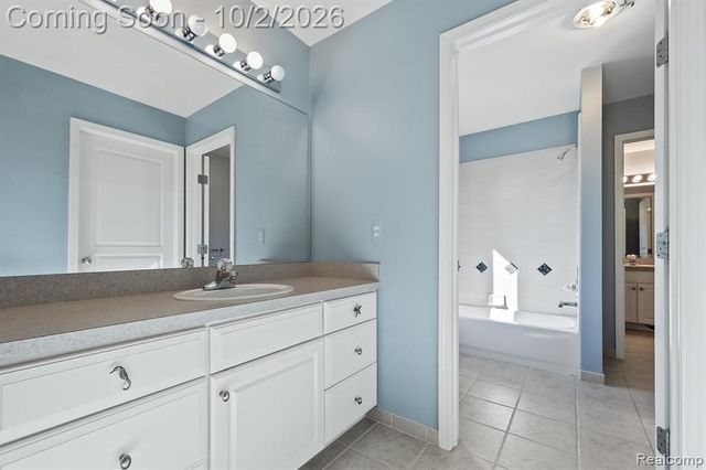 4654 Woodland Hills Drive, Rochester, MI 48306