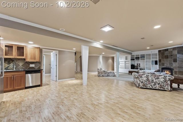 4654 Woodland Hills Drive, Rochester, MI 48306