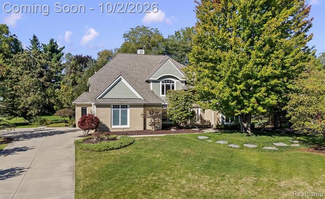 4654 Woodland Hills Drive, Rochester, MI 48306