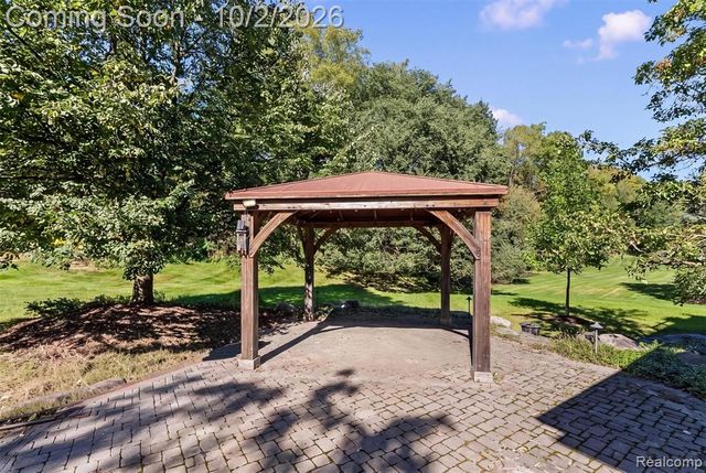 4654 Woodland Hills Drive, Rochester, MI 48306