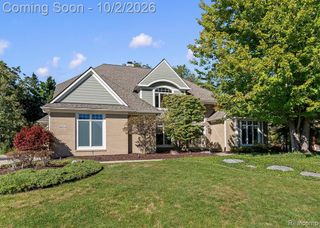 4654 Woodland Hills Drive, Rochester, MI 48306