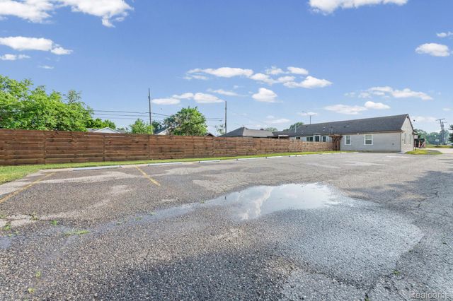 3236 Rochester Road, Troy, MI 48083