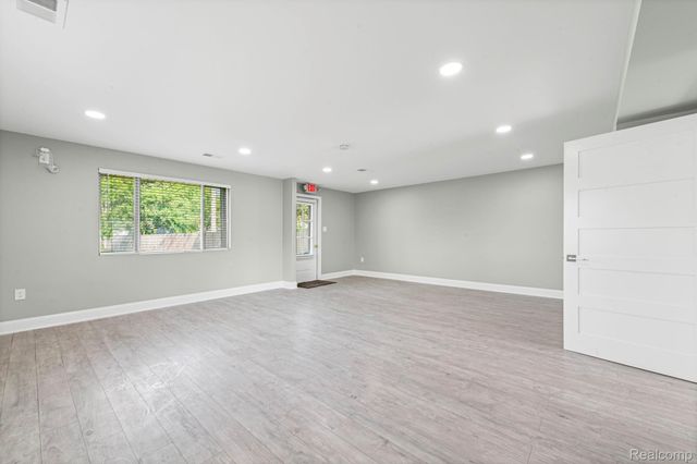 3236 Rochester Road, Troy, MI 48083