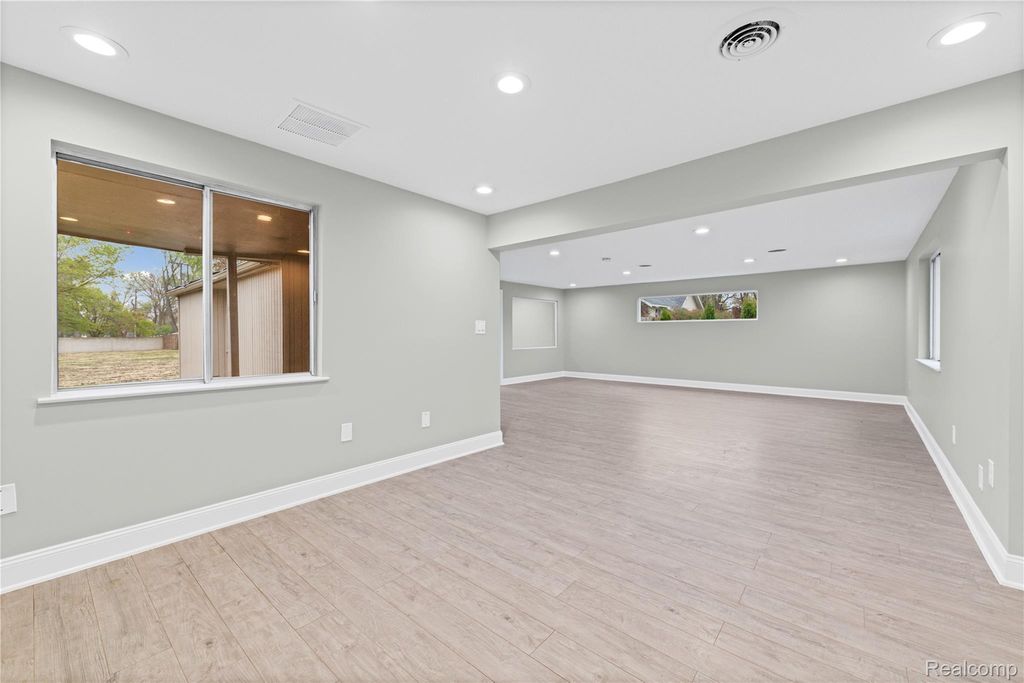 3236 Rochester Road, Troy, MI 48083