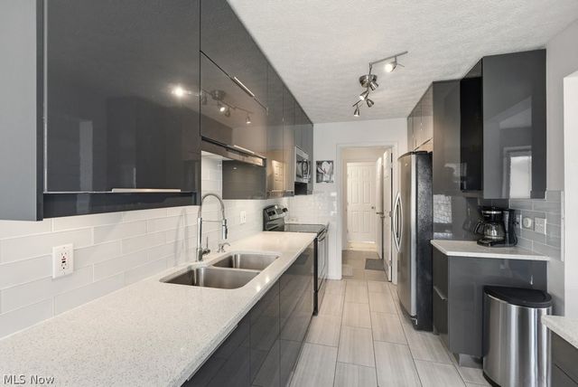 4021 Falconswalk Court 14, Stow, OH 44224