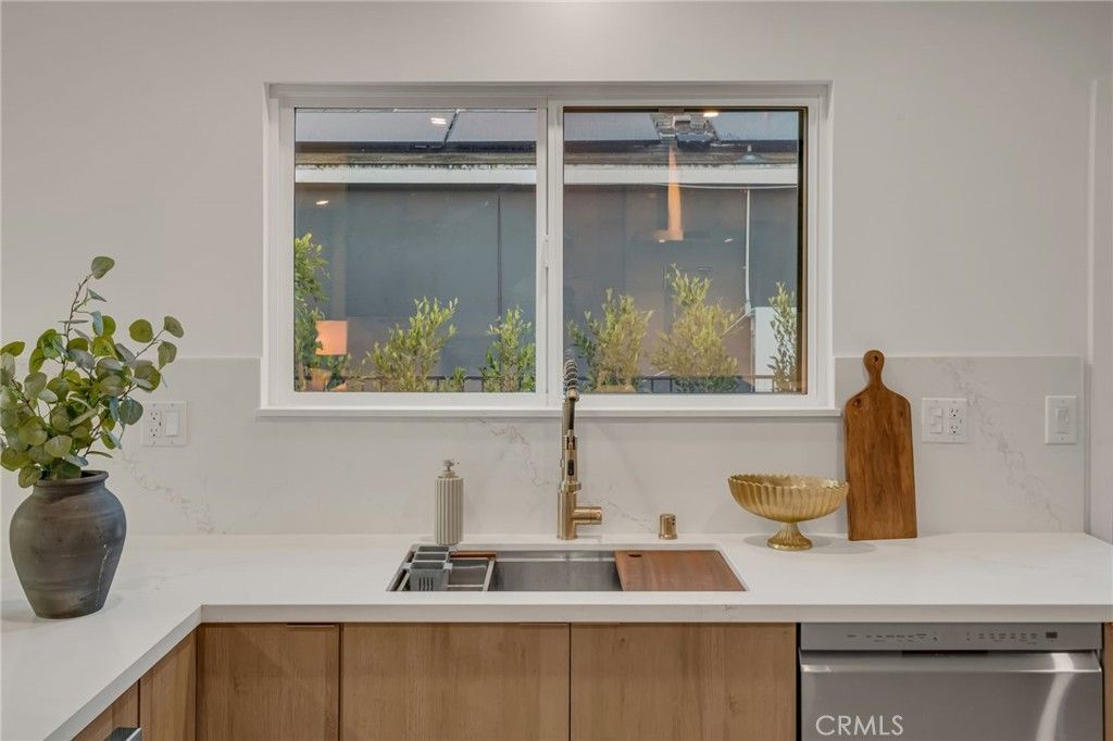 Image 26 of property listing at 3641 Somerset, Los Angeles, CA 90016