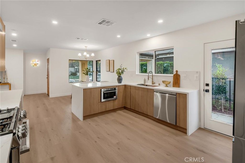 Image 27 of property listing at 3641 Somerset, Los Angeles, CA 90016