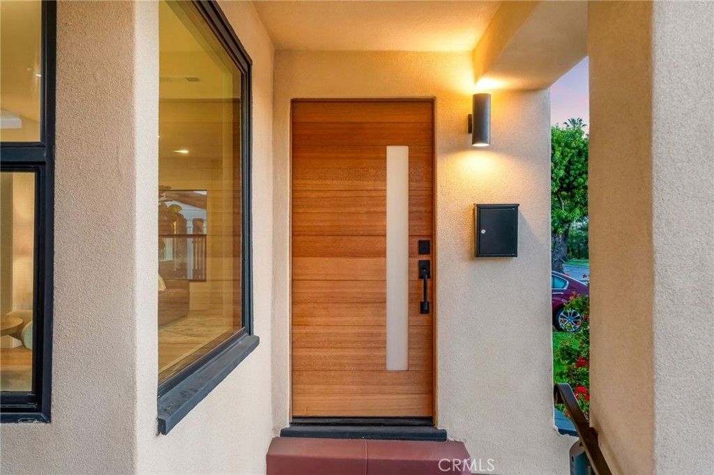 Image 4 of property listing at 3641 Somerset, Los Angeles, CA 90016