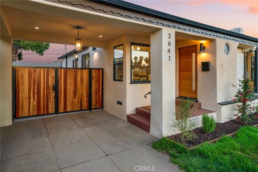 Image 5 of property listing at 3641 Somerset, Los Angeles, CA 90016