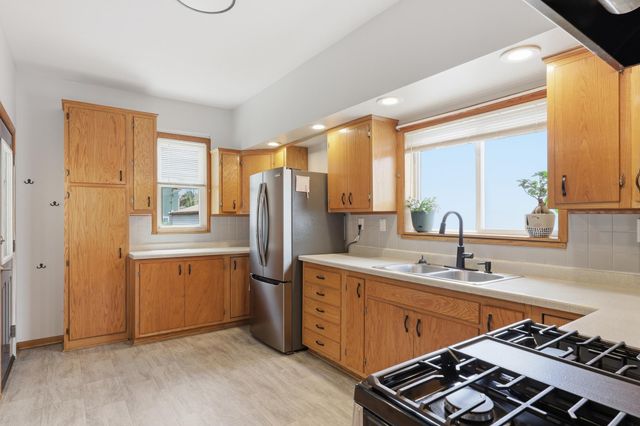 942 Central Avenue W, Saint Paul, MN 55104