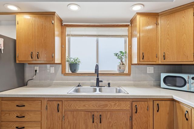 942 Central Avenue W, Saint Paul, MN 55104