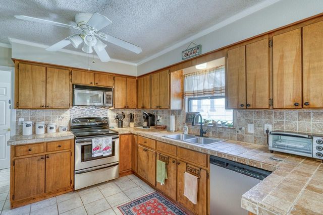 1408 Highland Dr DR, Highland Haven, TX 78654