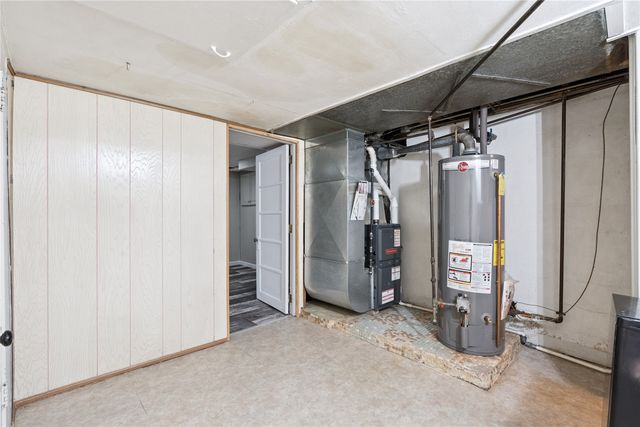 1300 E 34th Street, Des Moines, IA 50317