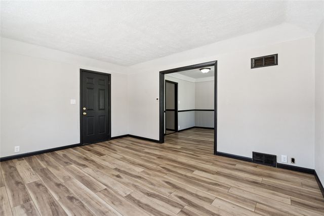 1300 E 34th Street, Des Moines, IA 50317