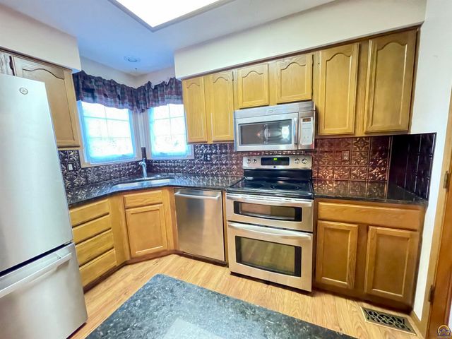 3572 SW Willow Brook DR, Topeka, KS 66614