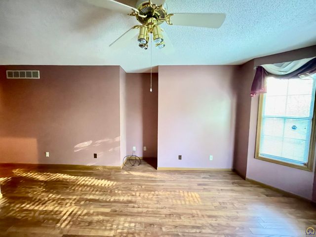 3572 SW Willow Brook DR, Topeka, KS 66614