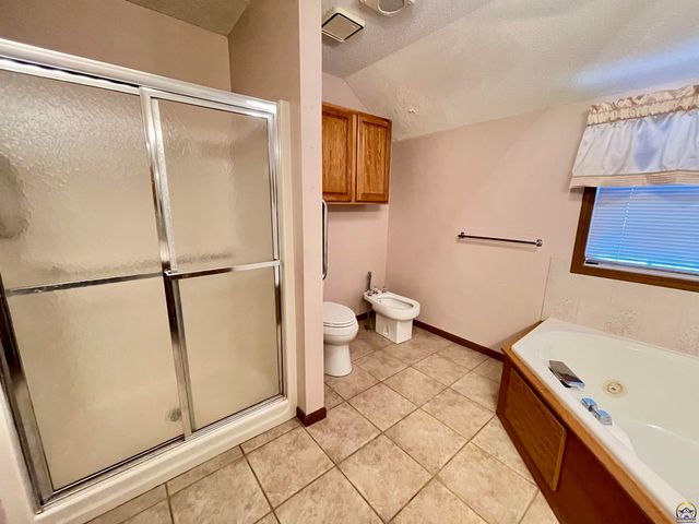 3572 SW Willow Brook DR, Topeka, KS 66614