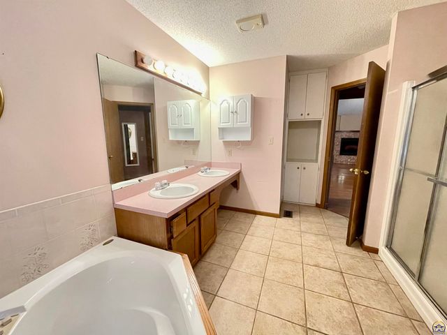 3572 SW Willow Brook DR, Topeka, KS 66614