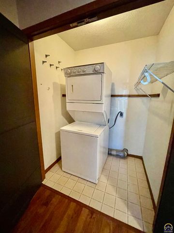 3572 SW Willow Brook DR, Topeka, KS 66614