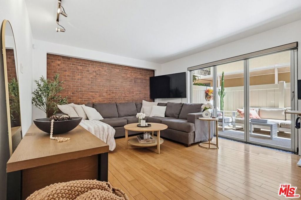 Image 10 of property listing at 970 Palm Avenue 101, West Hollywood, CA 90069