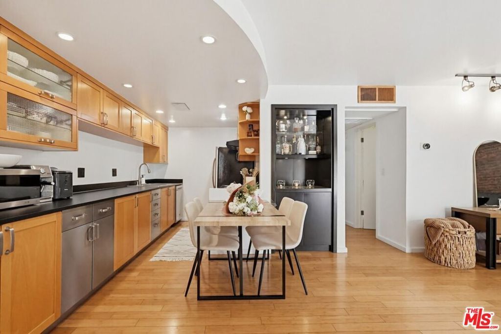 Image 11 of property listing at 970 Palm Avenue 101, West Hollywood, CA 90069