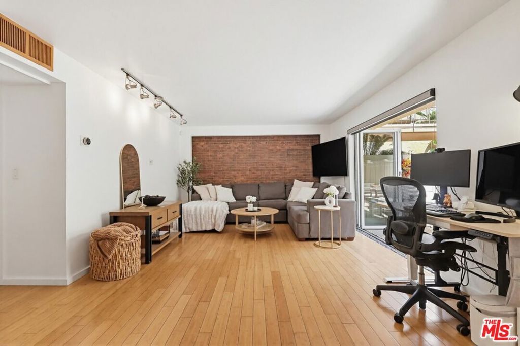 Image 13 of property listing at 970 Palm Avenue 101, West Hollywood, CA 90069