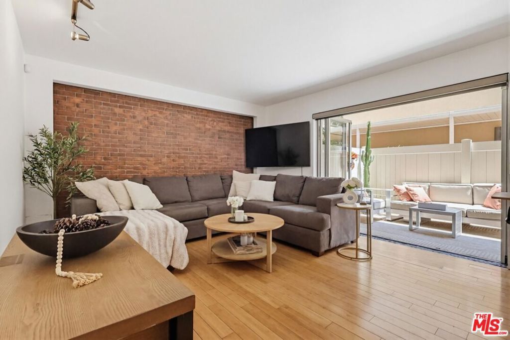 Image 14 of property listing at 970 Palm Avenue 101, West Hollywood, CA 90069