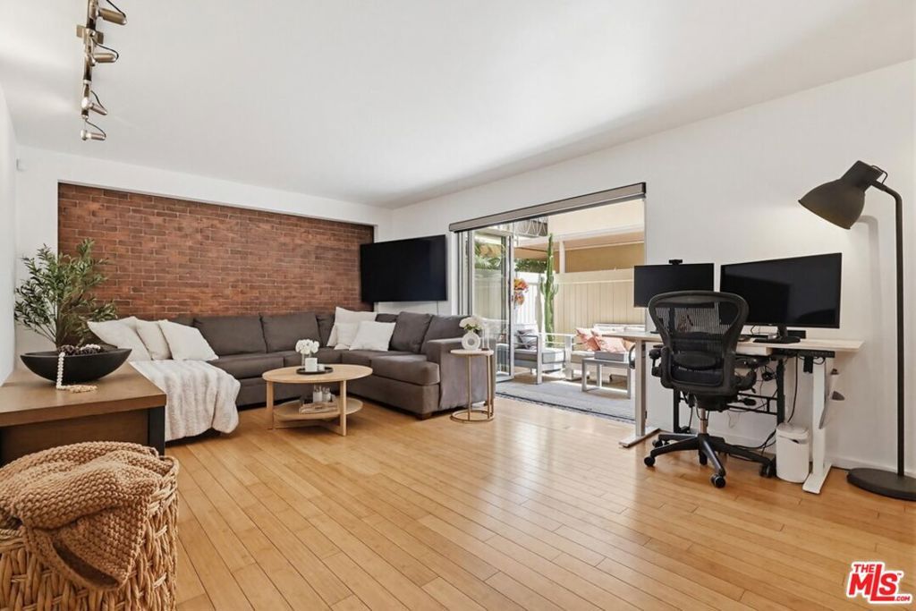 Image 16 of property listing at 970 Palm Avenue 101, West Hollywood, CA 90069