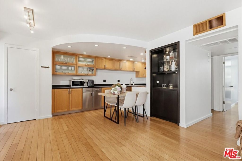 Image 17 of property listing at 970 Palm Avenue 101, West Hollywood, CA 90069
