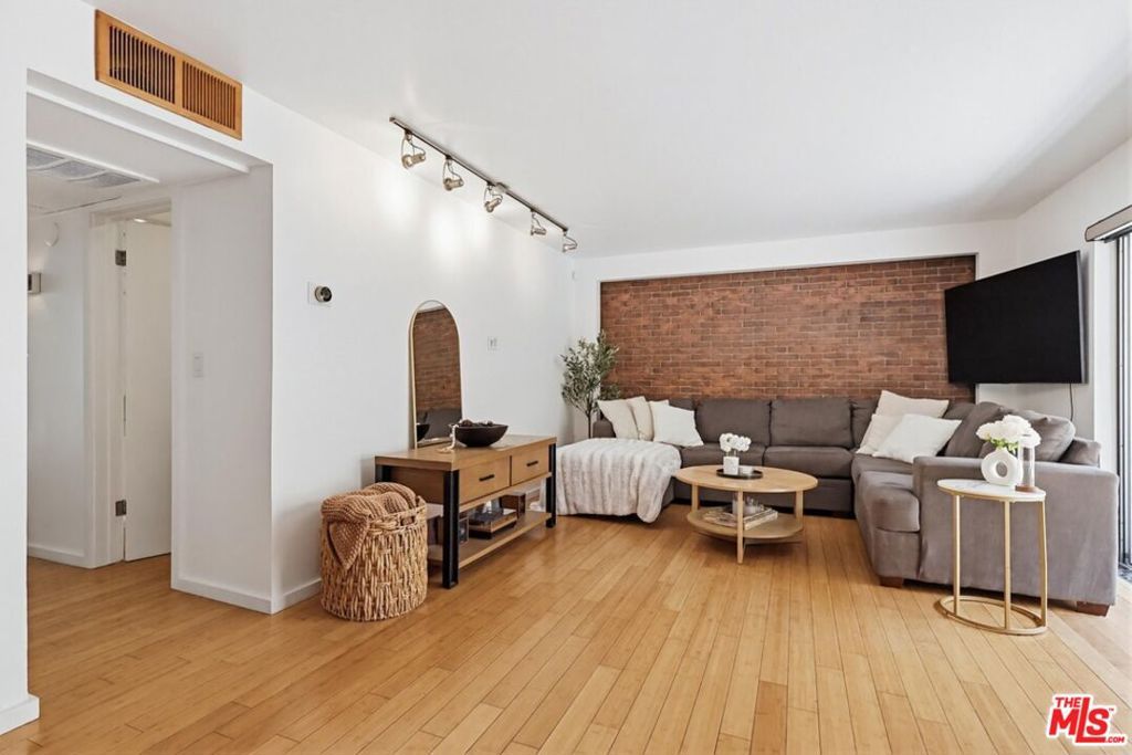 Image 19 of property listing at 970 Palm Avenue 101, West Hollywood, CA 90069