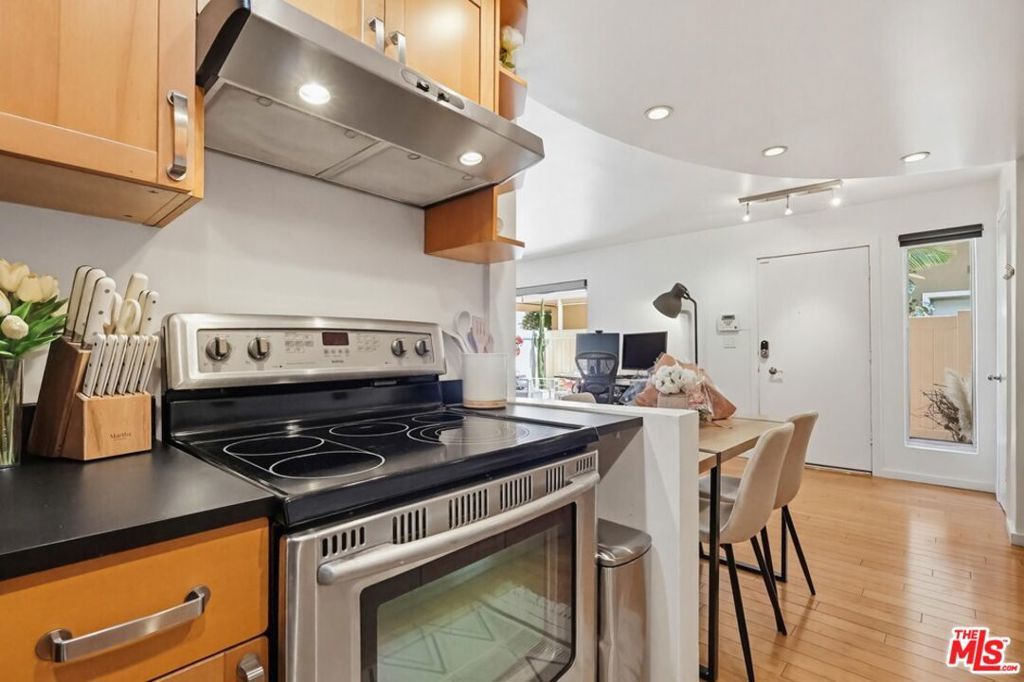 Image 21 of property listing at 970 Palm Avenue 101, West Hollywood, CA 90069