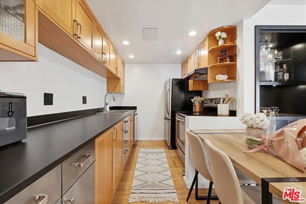 Image 22 of property listing at 970 Palm Avenue 101, West Hollywood, CA 90069