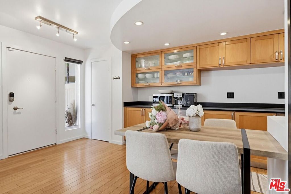 Image 24 of property listing at 970 Palm Avenue 101, West Hollywood, CA 90069