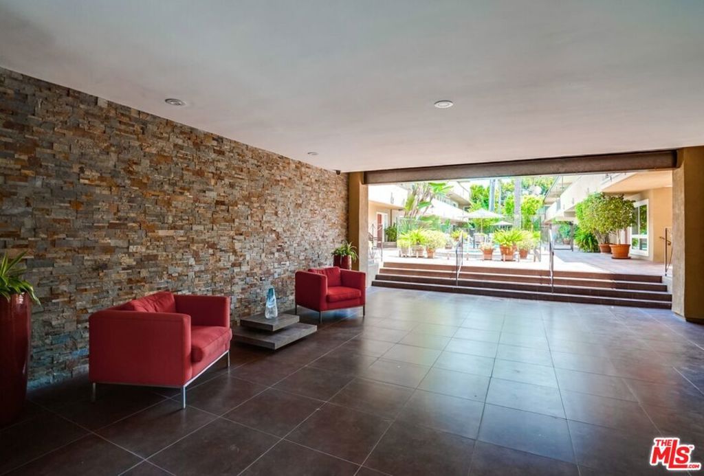 Image 3 of property listing at 970 Palm Avenue 101, West Hollywood, CA 90069