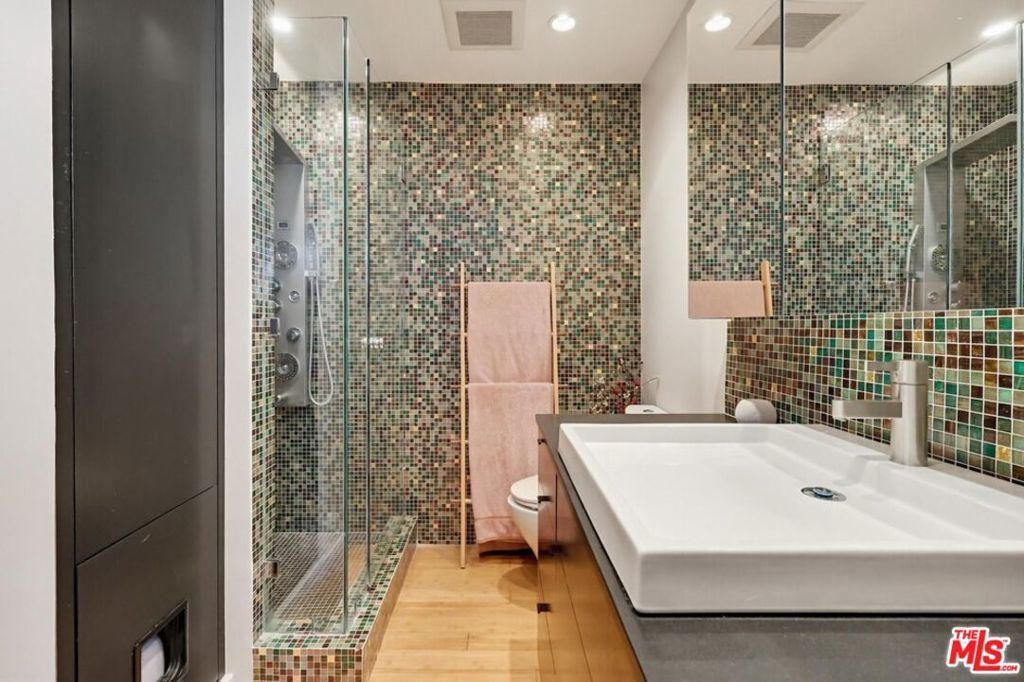 Image 31 of property listing at 970 Palm Avenue 101, West Hollywood, CA 90069