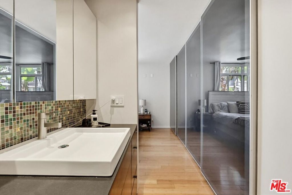 Image 32 of property listing at 970 Palm Avenue 101, West Hollywood, CA 90069