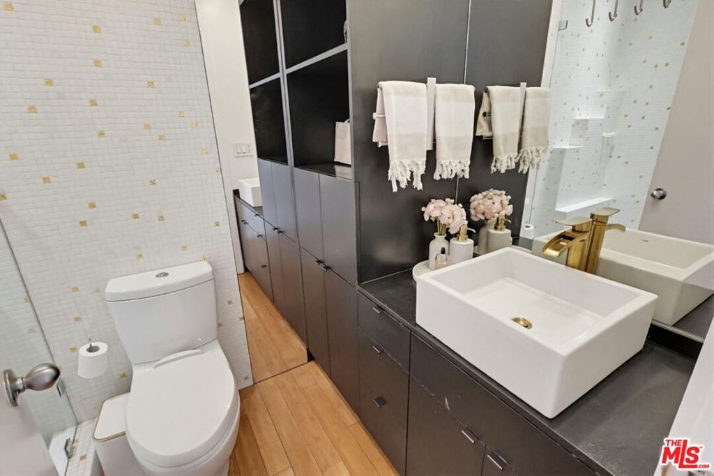 Image 37 of property listing at 970 Palm Avenue 101, West Hollywood, CA 90069