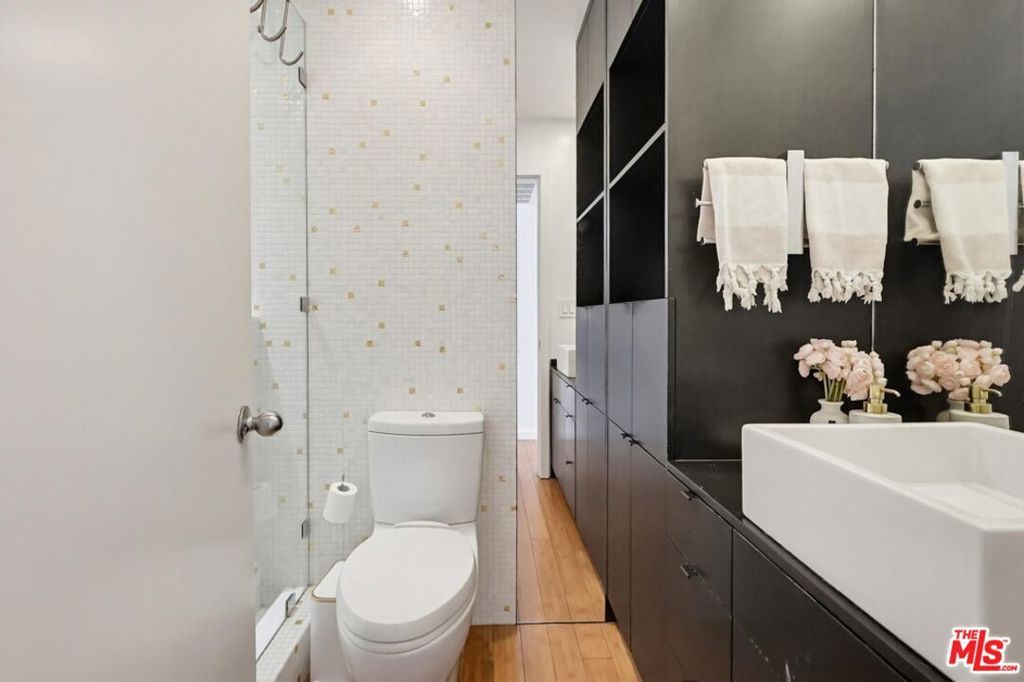 Image 38 of property listing at 970 Palm Avenue 101, West Hollywood, CA 90069