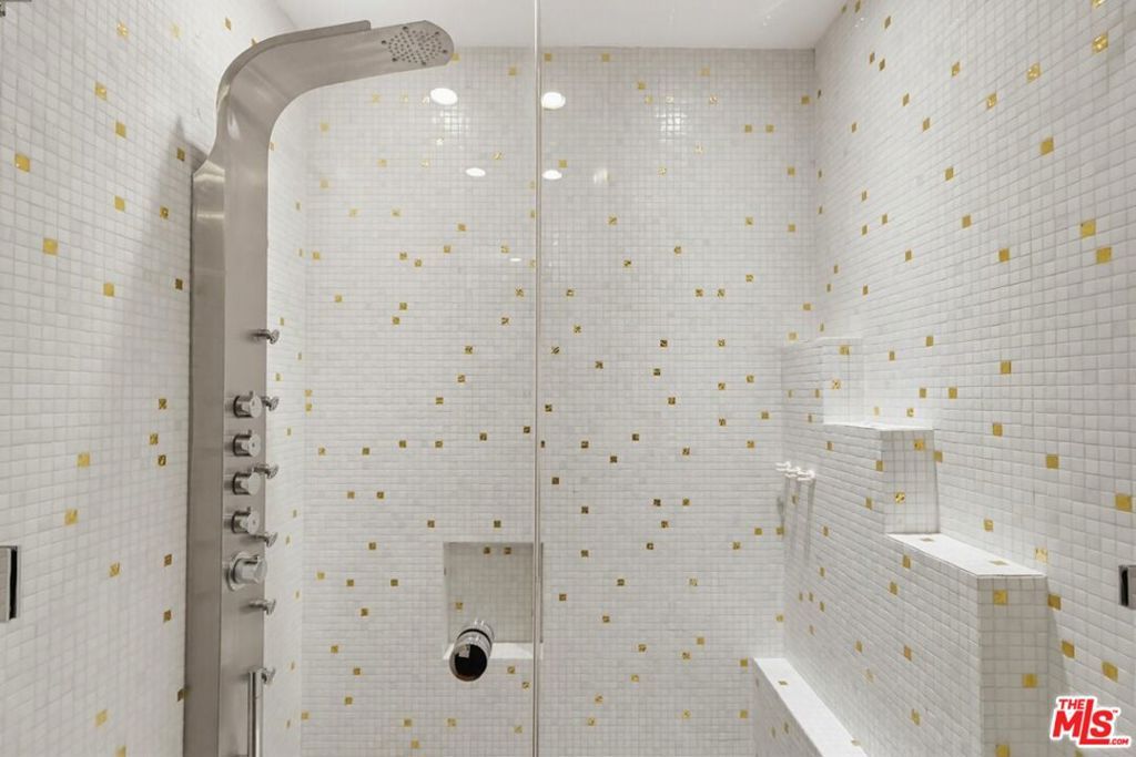 Image 39 of property listing at 970 Palm Avenue 101, West Hollywood, CA 90069