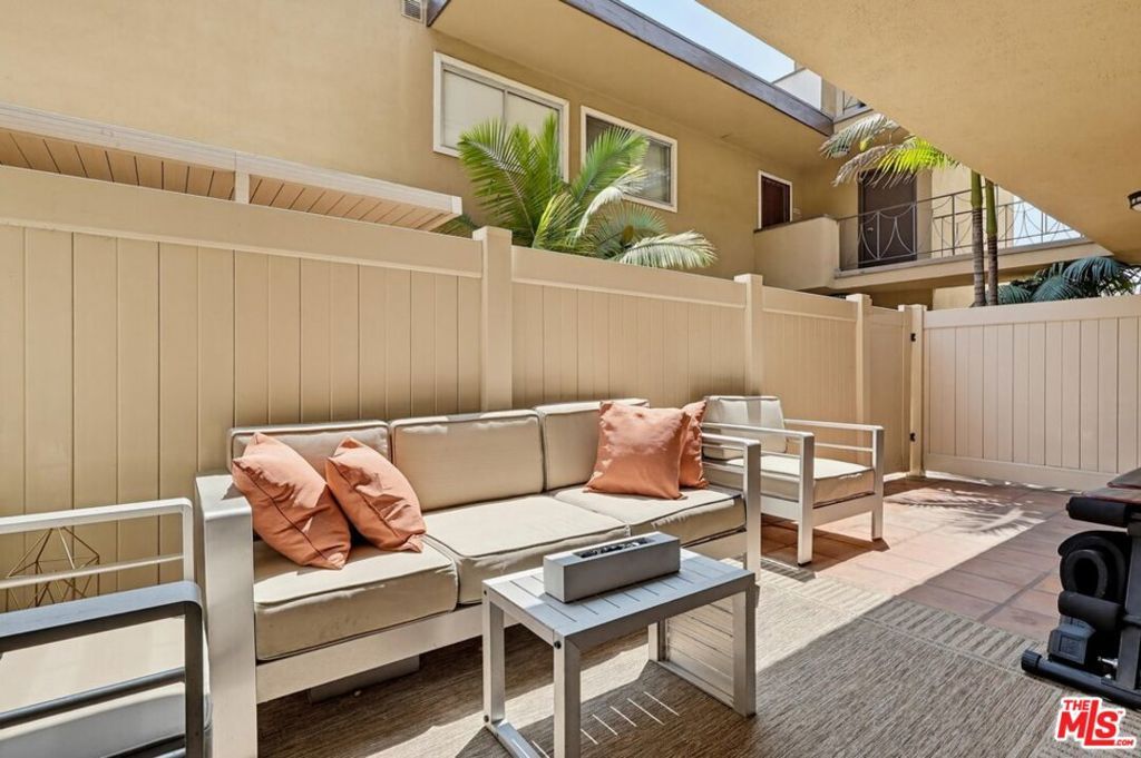 Image 41 of property listing at 970 Palm Avenue 101, West Hollywood, CA 90069